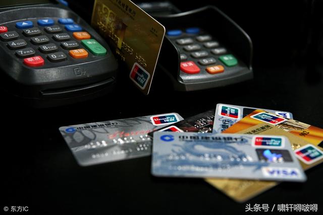 現在個人POS機辦理很簡單，只要提供身份證，信用卡就能馬上辦理，然后自行下載APP軟件，注冊實名認證后就能刷卡收款，非常方便。